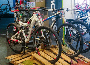 B&T Bikestore - B&T Bikestore - Fietskleding en Accessoires